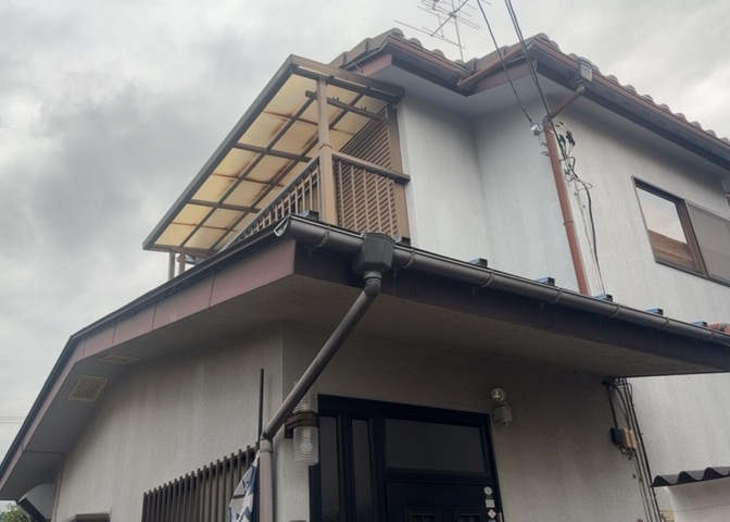 バルコニーは、建物内から室外へ楽に出入りできる便利なスペースです。また、バルコニーには手すりを付けることが義務付けられており、手すりの高さは110cm以上で施工することが建築基準法で定められています。