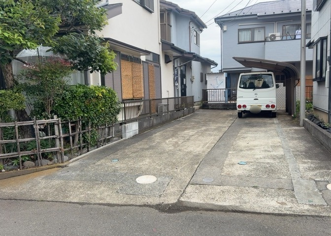 住宅用の土地では前面道路に2m以上接していなければならないと法律で定められています。しかし、お持ちの車のサイズやライフスタイルなどにより、2mでは利便が悪い場合もございますので、事前に確認しましょう。