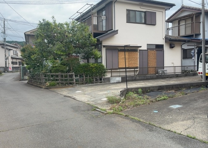 道幅が広い場所は日当たりや風通が良好です。幅が広いのですれ違いも可能ですし大きな車でも駐車可能！一方で、大型車が通ることも多くなるため交通量の増加により騒音に繋がります。また土地の値段が高くなります。