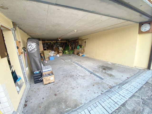 堀車庫は、車種により4台駐車可能です！（普通車2台・軽自動車2台）
