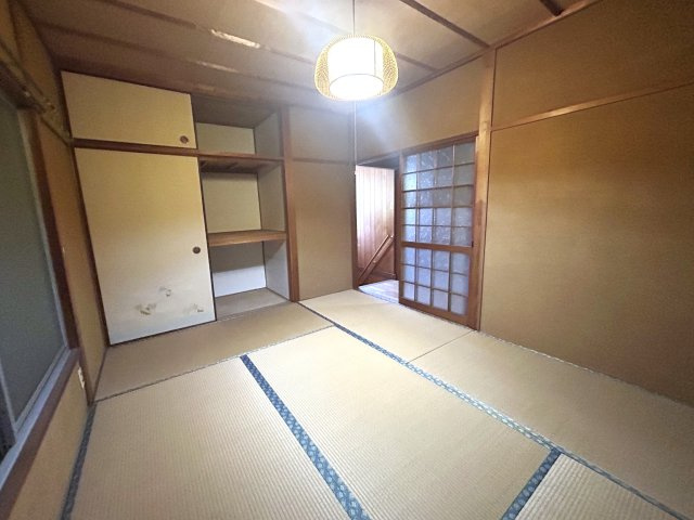 収納を備えた、い草の香る落ち着いた雰囲気の和室。