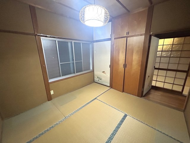 押入と天袋があり、季節物の荷物もすっきりと整理可能です。