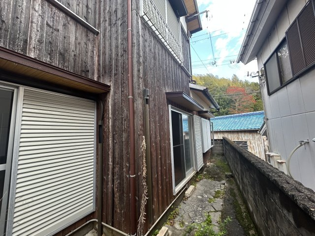 窓の外には通路があり、隣家との距離が保たれ風通しも良好。