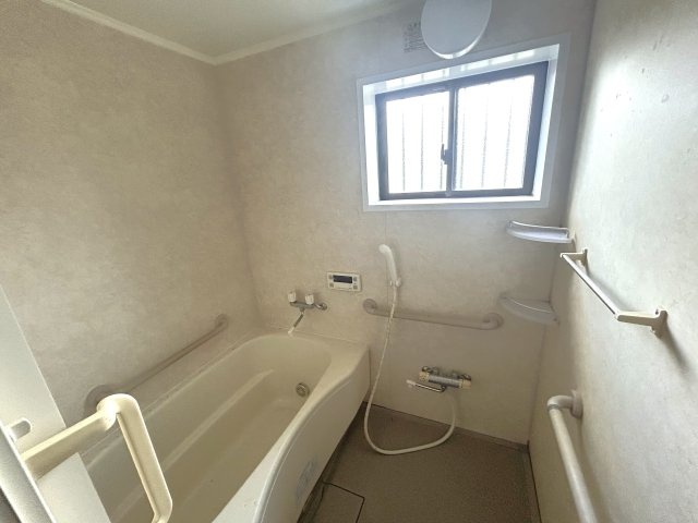 手すり付きで移動をサポート。窓があり換気もしやすい浴室です