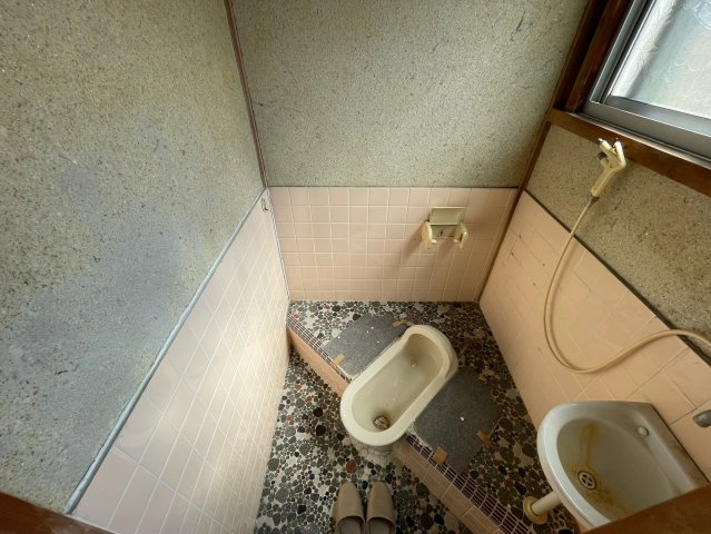 和式トイレをリフォームし、洋式トイレに変えることもできます。使い勝手が向上し、家族全員が快適に利用できるようになります。バリアフリー対応や最新の機能を追加することで、さらに便利な空間にできます。