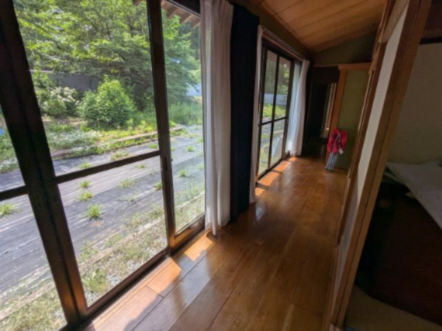 大きな窓から豊かな緑を望む陽当たりの良い縁側。開放感たっぷりの空間で、四季の移ろいを楽しめます。