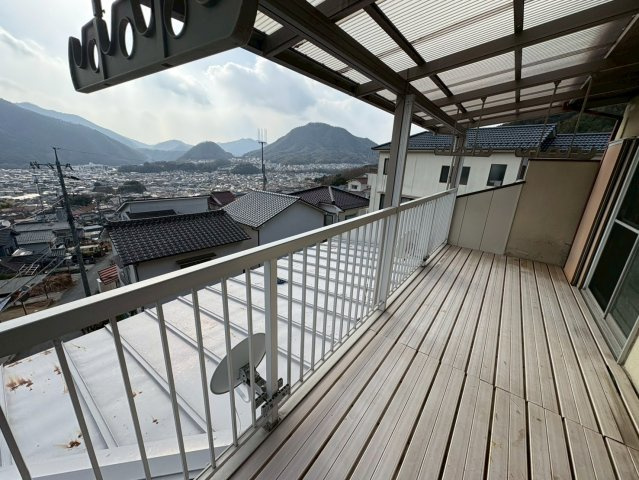 屋根付きで天候に左右されにくいベランダです。高台に位置するため眺望が良く、遠くの山並みや街並みを一望できます。洗濯物を干すスペースとしてはもちろん、椅子を置いて景色を楽しむなど、多目的に活用可能です。