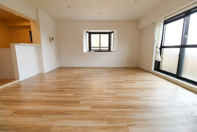 室内に柱の出っ張りがない「壁式構造」を採用。実際の面積以上の広がりを感じられ、大型家具の配置もスムーズに行えます。