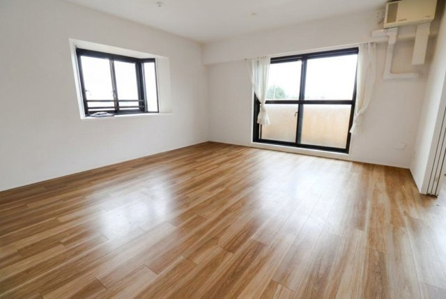 南西向き角住戸ならではの明るく開放的なリビング。出窓からはたっぷりの陽光が差し込み、ご家族のくつろぎの空間にぴったりです。