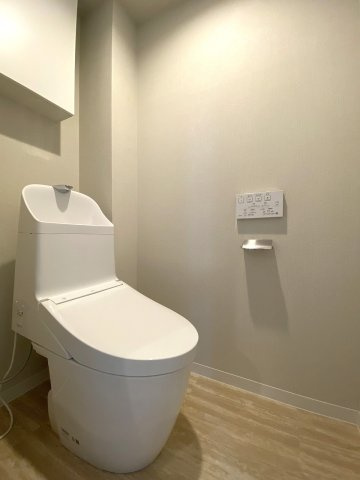新規交換済みの清潔感あふれるトイレです。温水洗浄便座付きの快適な仕様にリフォームされました。お手入れがしやすい最新設備を備えており、毎日使う場所だからこそ衛生面と心地よさに配慮された設計です。