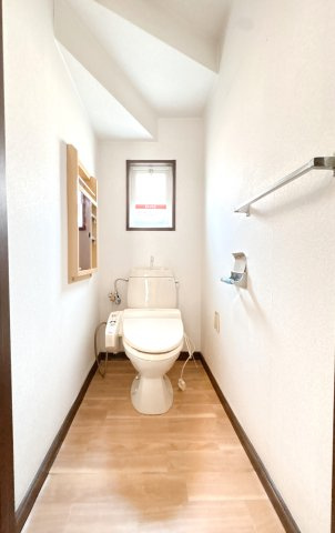 温水洗浄機付きトイレになります♪