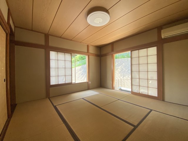 1階　和室　8畳　掘りコタツになっています