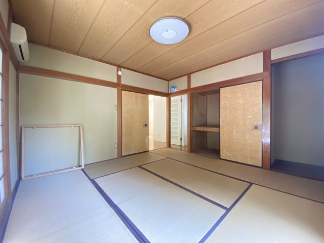 1階　和室　8畳　掘りコタツになっています