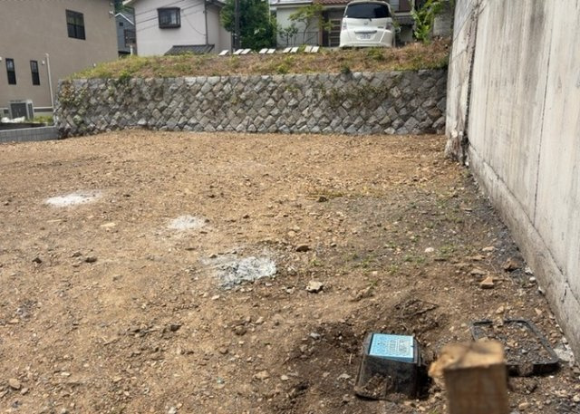土地の形が極端に長細かったり、狭小地、あるいは道路との高低差がある傾斜地だった場合、後々売ろうとしても買い手がつかない場合もあります。後々、売却することになった時に価値の下がらない土地を選びましょう。