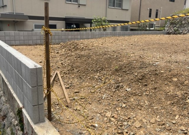 土地の面積＝住宅面積ではありません。建ぺい率の問題などで、土地のある場所によって住宅を建てられる面積は限られています。高さもしかり、「土地」という言葉の中には、建築条件も含まれると考えておきましょう。
