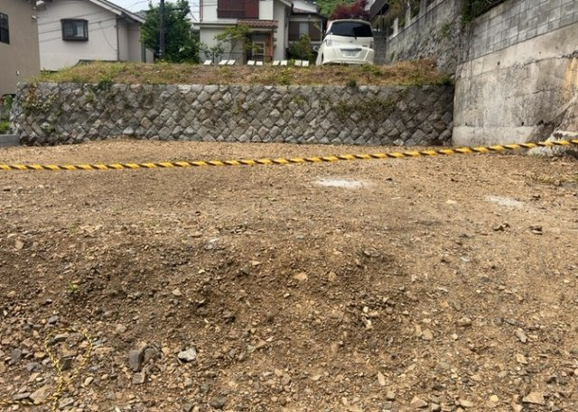 家を建てる場合、方位は要チェックです。現実的に日当たりのよい家ならばリビングは南側、建築基準法でも北側に当たる家への配慮は求められています。土地を見学に行く際は、方位磁針を持って行くようにしましょう。