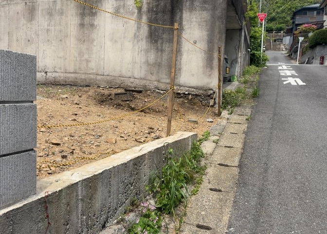 土地を買う際、住む地域の自治体や福祉の補助制度にも注目してみましょう。子供や老人の医療補助やゴミ出しのルールなど、自治体によってルールに大きな違いがあるため、暮らしやすい土地で判断するとよいでしょう。