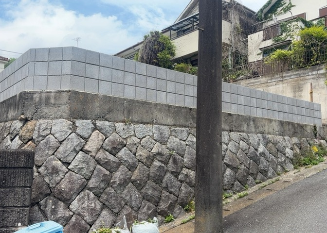 現地に行くなら、物件の周囲の地形がどうなっているかを見ることも大切です。周辺より低くなっている土地では、大雨などで水が集まりやすいため、地盤が弱くなっているということも考えられるため、注意が必要です。