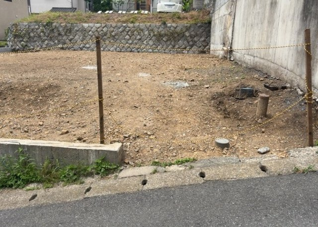 土地購入を検討されている場合、境界杭がない状態で購入してしまうと境界確定測量をする必要があり、費用がかかります。購入の前に、売主、隣土地所有者立ち合いのもと境界を確定し境界杭を設置するのがベストです。