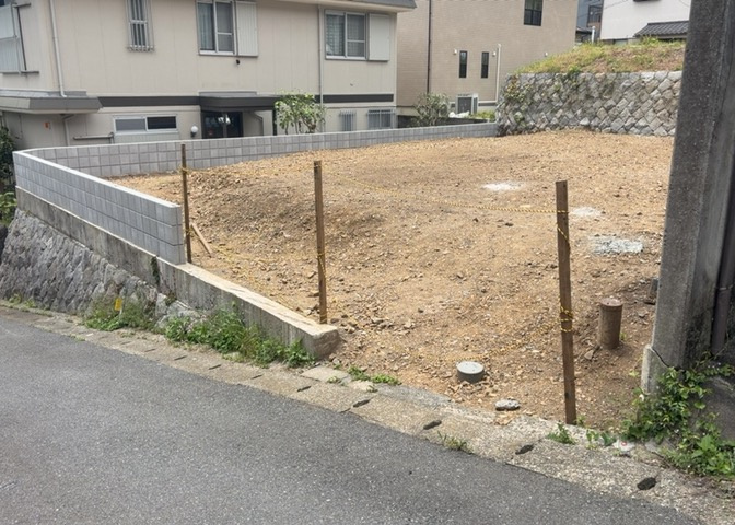 家を建てる前提で土地を探している場合、地盤の丈夫さは譲れない条件の一つです。地盤が脆弱だと追加工事が必要となります。また、過去に地盤沈下や液状化現象を起こした土地は、できるだけ避けた方がいいでしょう。