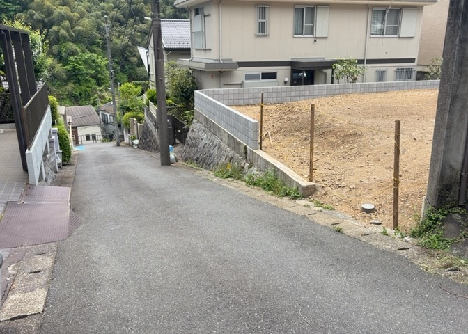 人が暮らすうえで日光は大切な要素となります。日当たりの良さは譲れないポイントですね。併せて近くに大きな建築物の建築予定がないか、あるいはそれが可能な土地が近くにないか事前に確認することもお勧めします。
