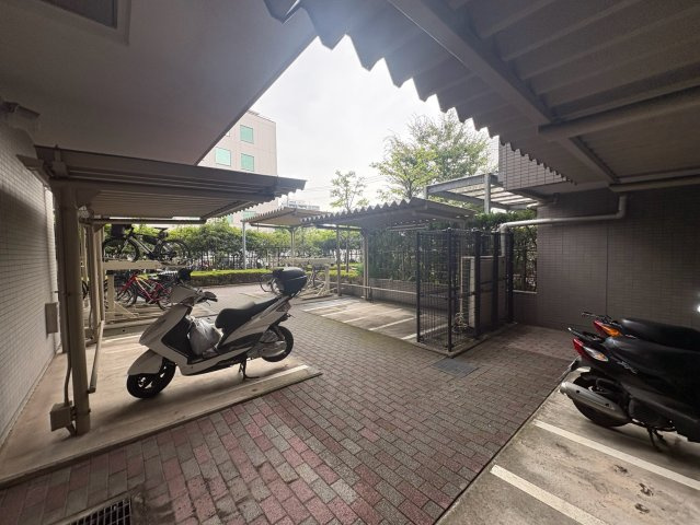 屋根付きバイク置場