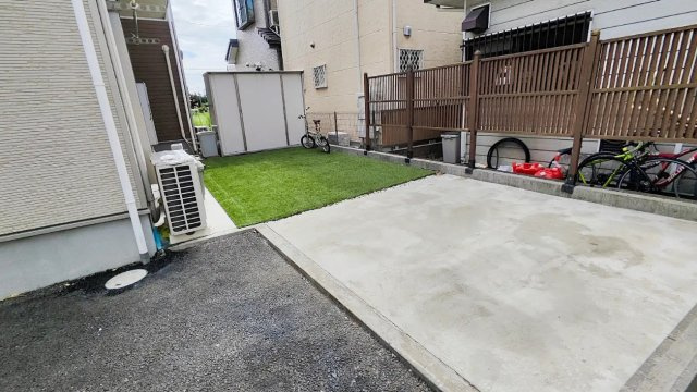庭のある家に住むことのメリットとして、子どもたちの遊び場を確保できること、ガーデニングや家庭菜園を楽しめること、明るさを確保できることがあります。また、配置を工夫することでプライバシーが確保できます。