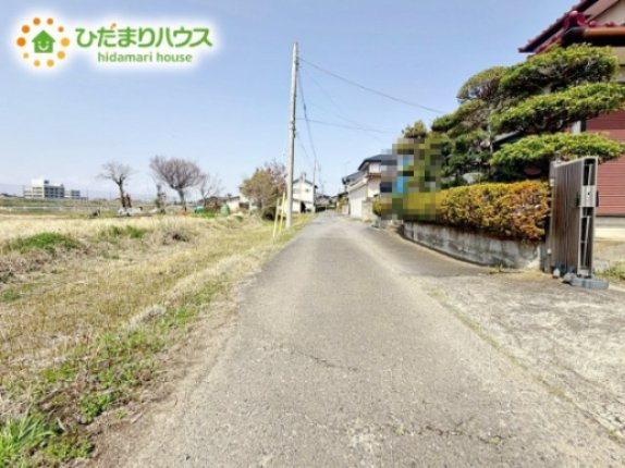 閑静な住宅地なので、幹線道路や大通りに面していないので大型車が通ることが少なく静かです。