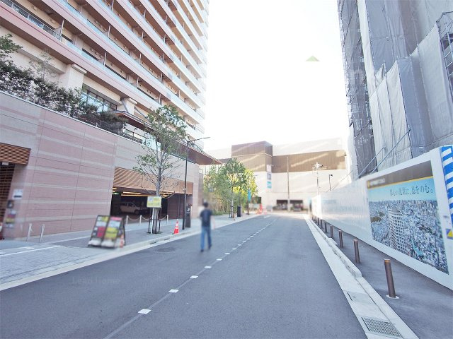 道幅がしっかりと確保されたフラットな前面道路！ベビーカーでの移動や毎日の通勤通学もスムーズです♪