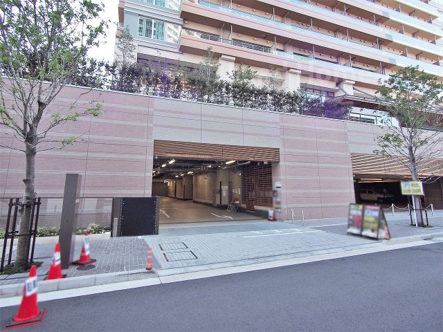 雨の日のお買い物帰りも安心な屋根付きの車寄せスペース！荷物の積み下ろしもラクラク快適に行えます♪