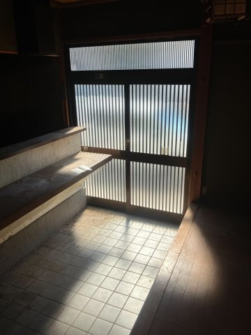 引き戸から自然光が差し込む店舗入口。土間仕様となっています