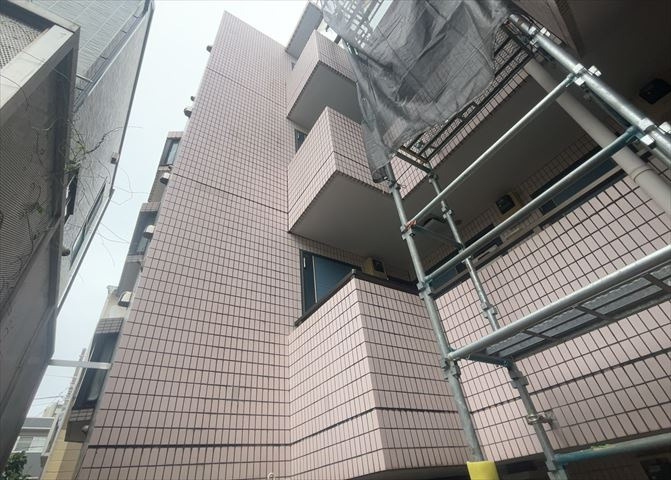 道幅が広い場所は日当たりや風通が良好です。幅が広いのですれ違いも可能ですし大きな車でも駐車可能！一方で、大型車が通ることも多くなるため交通量の増加により騒音に繋がります。また土地の値段が高くなります。