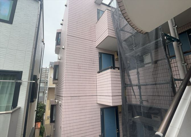 ＲＣ造、Reinforced　Concreteは直訳すると補強されたコンクリートです。主に柱や梁・床・壁が鉄筋とコンクリートで構成おり、鉄筋を組んだ型枠にコンクリートを流し込んで固めたものを指します。