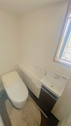 お手洗い付きのトイレで、タンクレスの為空間がスッキリ見えます！