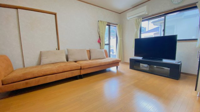 幅広のリビングで、使いやすく大きなソファも設置可能です！