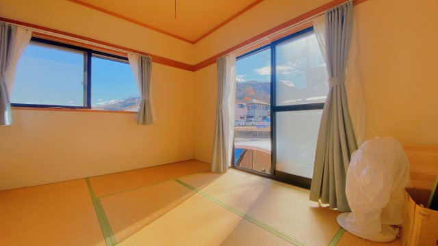 1階和室部分は、南と東側からの採光があり、明るい設計♪