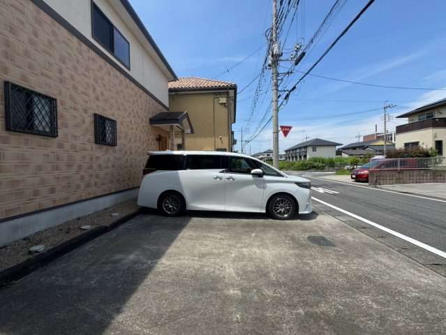 並列駐車3台可能。来客用としても重宝しますね。家族の出かける時間が異なっても安心です。