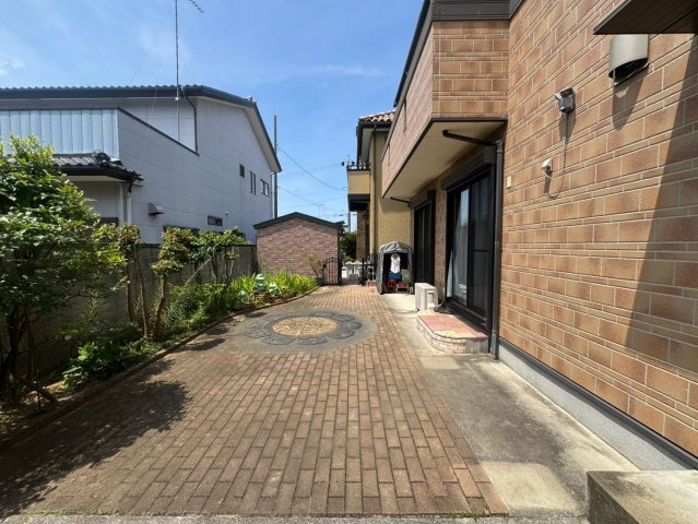 インターロッキング施工済みでお手入れもラクラク♪植栽スペースあり。道路に面していないので、お子様やワンちゃんも安心して遊べます！