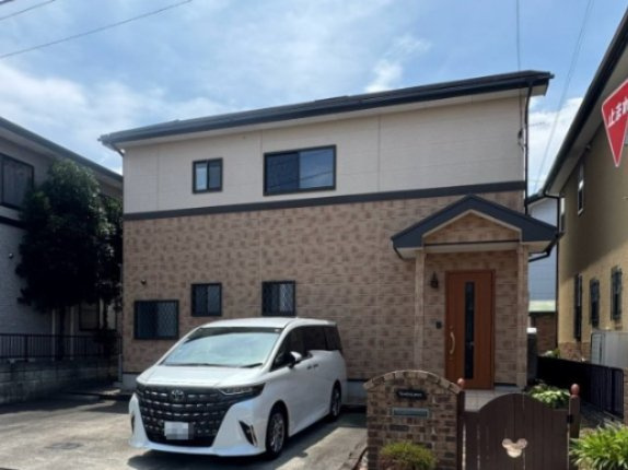 北側からの外観。駐車場並列3台可能。東側は目隠しフェンス設置済。