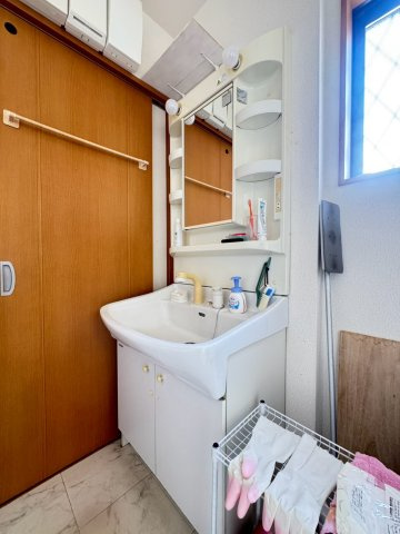 いつも清潔に保てる機能美あふれる洗面台。雑然となりやすい洗面スペースには収納力が必須です！