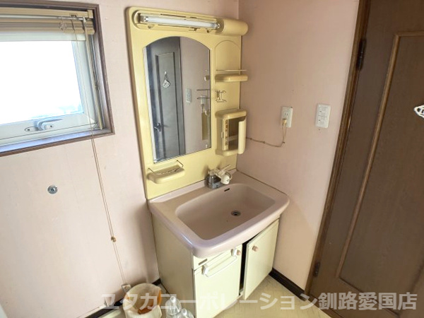 【厚岸町門静2丁目売家の独立洗面台】