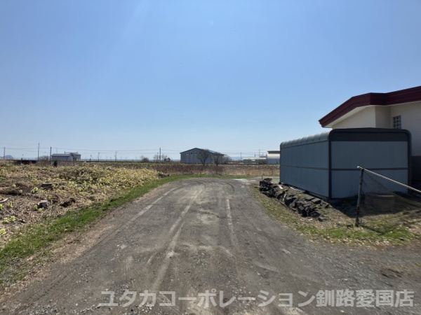 【厚岸町門静2丁目売家の前面道路含む現地写真】