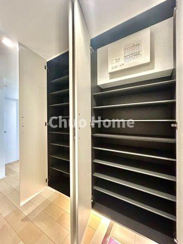 【玄関】玄関には大型のシューズクローゼットを設置しておりますのでいつでもスッキリりとした空間を保てます。玄関周りを清潔に使うのはとても大事なことですよね。