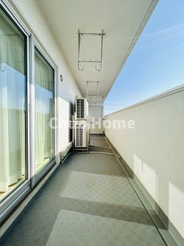 【バルコニー】幅もあって、奥行きもあるゆとりのバルコニー。洗濯物を干したり乾かしたりだけでなく、ただ出てみるだけでも気持ちいいですよ。