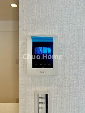 【モニターホン】誰が来たかすぐにわかるカラーモニター付きインターホン。通話ボタンを押すまでは室内の音は漏れていませんので相手を確かめてから応対できます。