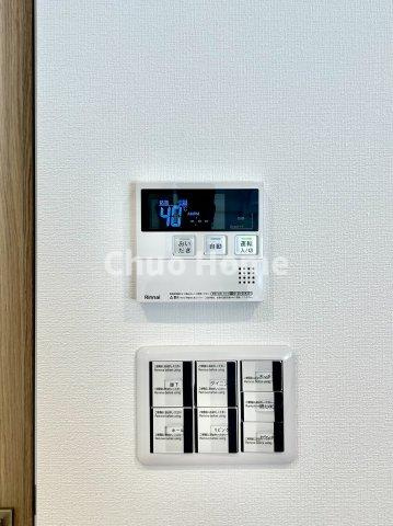 【給湯リモコン】外での一日を忘れさせてくれるオートバス機能でお好みの湯量・温度に調整された浴槽。