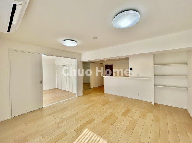 視界に広がりを生むオープンなキッチン。料理や片付けをしながら、家族との会話を楽しんだり、リビングで遊ぶ子どもを見守れます。ご見学時には家具の配置などもイメージしながらぜひご覧になって見て下さい。