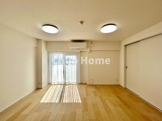 【リビングダイニング】一日の中で多くの時間を過すことになるリビングダイニングだからこそ、いつも穏やかな空間であることが必然。爽やかな通風と採光を存分に感じる事が出来る空間です。