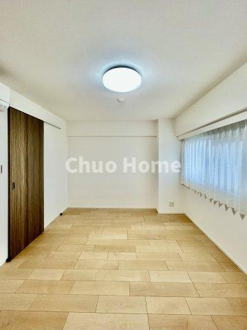 【寝室】心と体をゆったりと安らげる主寝室。寝室のゆとりが大きい分だけ、暮らしの安らぎは深まります。一日の疲れを癒すだけでなく、ご夫婦の親密な語らいを紡ぎ出します