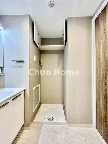 【ランドリースペース】担当者がスケールを持ち歩いておりますので、ご見学時には現在お使いの洗濯機などがきちんと収まるかなどもチェックして下さい。見学前に測っておくと非常に便利だと思います。